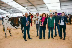 Helisa championne du concours Normande, lors de la remise de prix par Didier Le Du, directeur du journal Paysan Breton.