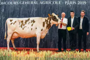 La Grande championne Dalida, au morbihannais René Nicolas sur le podium de Paris.