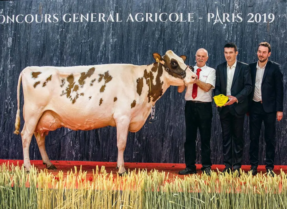 La Grande championne Dalida, au morbihannais René Nicolas sur le podium de Paris. - Illustration Pie-Rouge : Dalida, la reine du bal