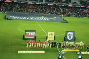 Un tifo de 600 m2 a été déployé sur le terrain de Guingamp avant l’entrée des joueurs sur la pelouse.