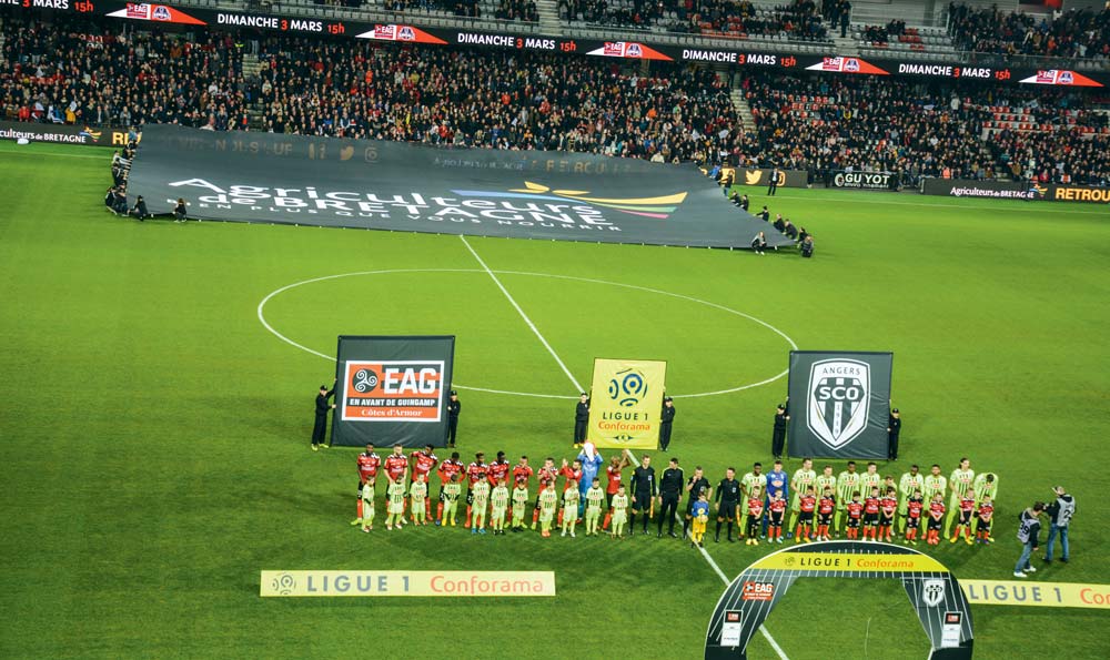 Un tifo de 600 m2 a été déployé sur le terrain de Guingamp avant l’entrée des joueurs sur la pelouse. - Illustration Succès de l’opération d’Agriculteurs de Bretagne à Guingamp