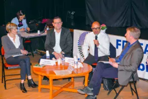 Olivia Ruch, François Valy, François Cassignol et Luc Smessaert, ont évoqué le thème de la communication, lundi dernier, à Locoal-Mendon.