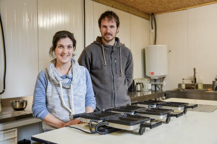 Damien Franco et Amande Gat dans leur atelier de fabrication sur la Ferme de Palmyre à Dingé.