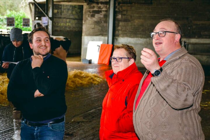 Guillaume, Chantal et Jacques Guézel recevaient les adhérents de Prim'Holstein 56, la semaine dernière, après l'assemblée générale du syndicat. 