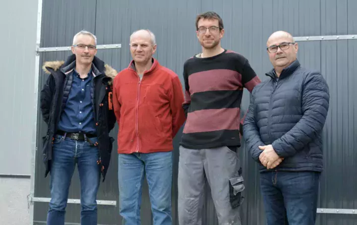 De gauche à droite : Olivier Nicolas, co-gérant d’I-Tek ; Hervé et Benoît Bernard, éleveurs ; Alain Carrée, commercial Sanders Bretagne