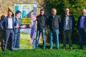 Éleveurs et responsables de la section porc de la coopérative Le Gouessant, lors de l’annonce de à Plestan (22), vendredi 8 mars.