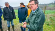 Michel Falchier, tenant une touffe d’agrostis stolonifère, a prodigué de précieux conseils aux agriculteurs en matière de lutte contre les vivaces.