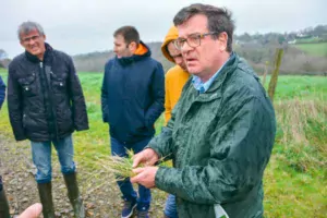 Michel Falchier, tenant une touffe d’agrostis stolonifère, a prodigué de précieux conseils aux agriculteurs en matière de lutte contre les vivaces.