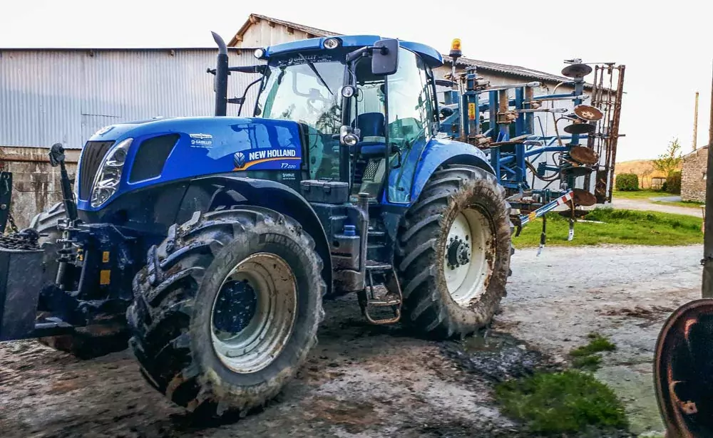 Premier essai de conduite du tracteur avec le cultivateur pour Mathieu Guillo, à la Cuma de Loqueltas (56), en avril 2018. - Illustration Mathieu aime avoir les mains dans le cambouis