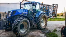 Premier essai de conduite du tracteur avec le cultivateur pour Mathieu Guillo, à la Cuma de Loqueltas (56), en avril 2018.