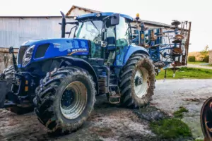 Premier essai de conduite du tracteur avec le cultivateur pour Mathieu Guillo, à la Cuma de Loqueltas (56), en avril 2018.
