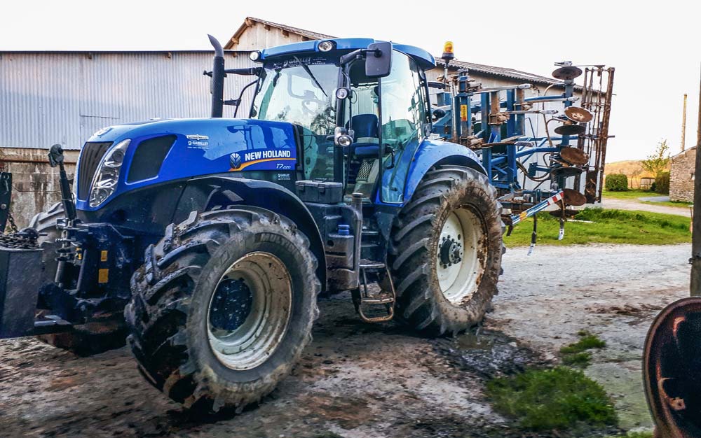 Premier essai de conduite du tracteur avec le cultivateur pour Mathieu Guillo, à la Cuma de Loqueltas (56), en avril 2018. - Illustration Mathieu aime avoir les mains dans le cambouis