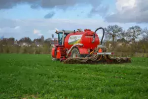 L’automoteur réduit le tassement du sol et favorise la valorisation du lisier par les cultures.