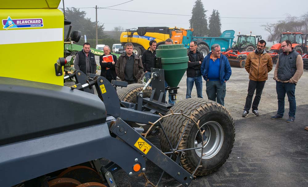 Des responsables des Cuma du Morbihan se sont retrouvés à la Cuma La Croix de lIff, à Mohon, la semaine dernière pour partager leurs expériences et évoquer certains sujets tels que les outils numériques d'aide à la gestion : réservation, planning, enregistrement des bons de travaux... - Illustration La Cuma La Croix de l’Iff investit pour le semis direct