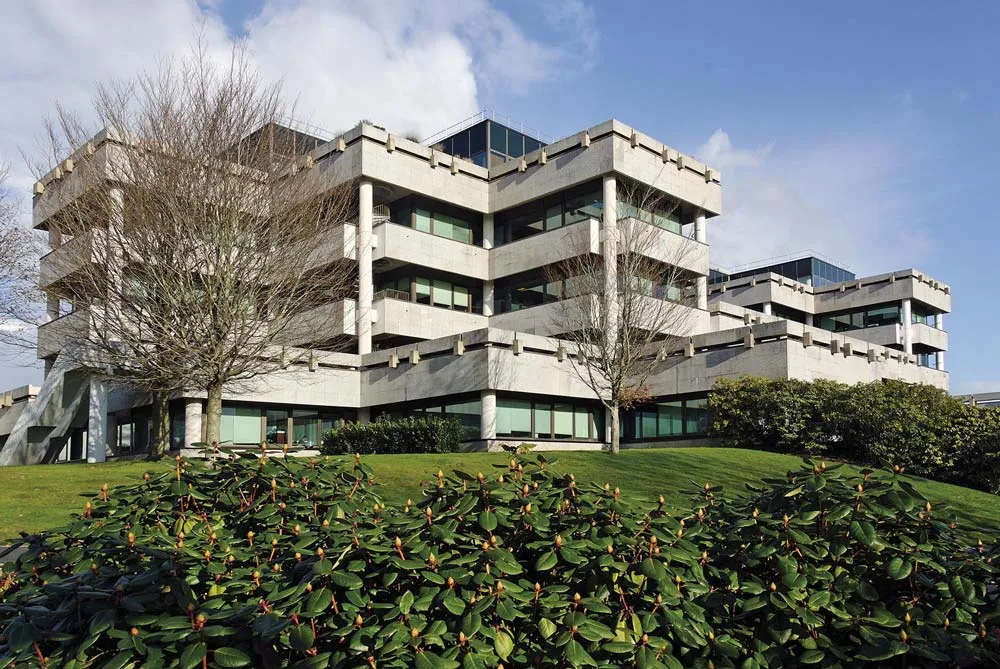 Arkéa (ici le siège au Relecq-Kerhuon) s’applique à maintenir en région ses centres de décision et à préserver les bassins d’emplois. - Illustration Arkéa confirme sa solidité