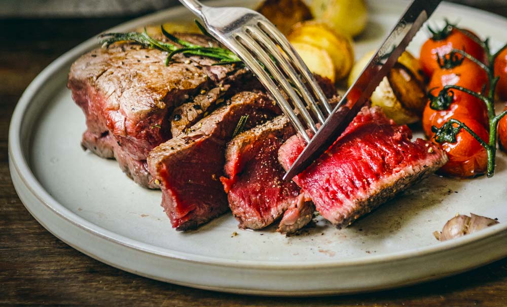 En viande bovine, les consommateurs attendent de la tendreté et de la régularité. - Illustration Les Français continuent de manger de moins en moins de viande à domicile