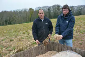 Sébastien Bouget, à gauche, a implanté un miscanthus dans des parcelles en pente. Ici accompagné de Vincent Salou, conseiller à la Chambre régionale d’agriculture.