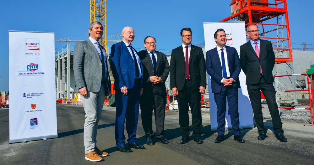 Gilles Falchun, président-directeur général de Sill Entreprises, entouré de membres de la société et d’Ambroise Fayolle, de la Banque européenne d’investissements et de Loïc Chesnais-Girard, président du Conseil régional. - Illustration Sill : Une tour de séchage pour 2021