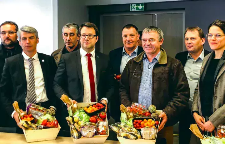 Olivier Allain, vice-président et Loïg Chesnais-Girard, président de la Région Bretagne accompagnés des présidents de Chambres d’agriculture de Bretagne lors de la visite de l’UCPT à Paimpol.