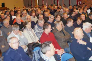 180 personnes séduites par l’exposé de Sarah Singla sur l’agriculture de conservation des sols et attentive aux exposés sur les marchés.