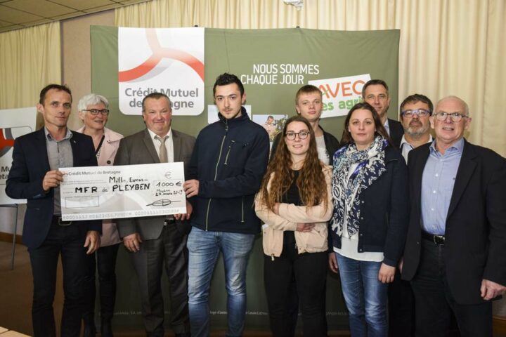 Henri Talarmain, Président sortant de la section finistérienne de la Caisse de Bretagne, et son successeur, François L'Haridon, ont remis un chèque de 1 000 euros aux lauréats départementaux du jeu-concours Agrigame.