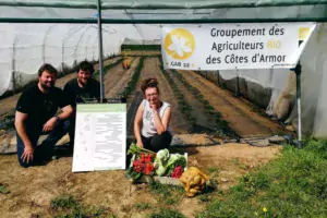 Sur leur ferme de Moustéru, Marc Anquetil et Marie Pernot, accompagnés de Dominique Boutouiller, maraîcher sur Plougonver, présentent le stade de développement d’une culture de tomates en serre froide, ainsi qu’un panier de légumes à la mi-avril qui respecte la saisonnalité. © Gonçalo Goncalves