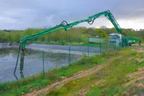 Le camion, équipé d’un bras d’une portée de 35 m, est capable de brasser, puis de pomper l’effluent peu chargé.