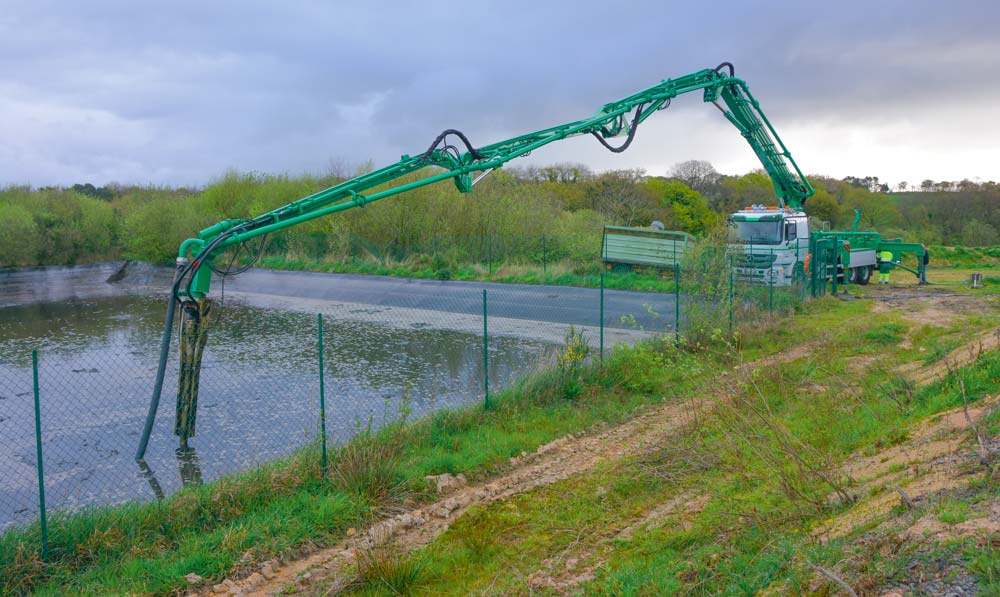 Le camion, équipé d’un bras d’une portée de 35 m, est capable de brasser, puis de pomper l’effluent peu chargé. - Illustration Le brasseur multifonction vide les lagunes