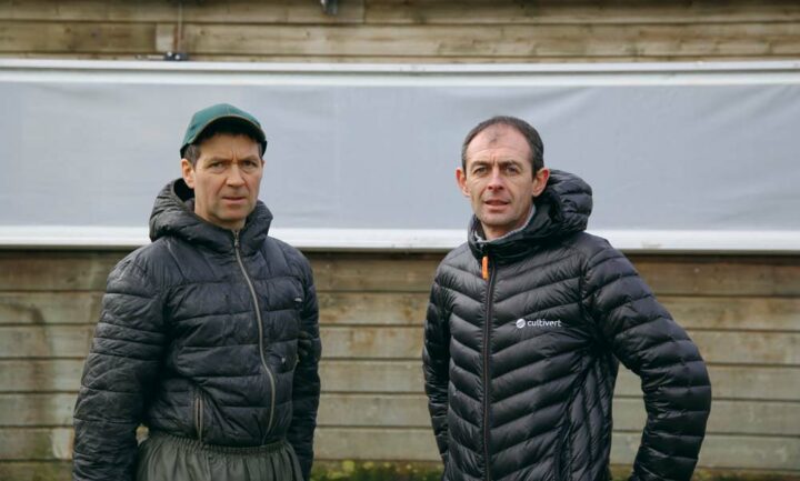 Stéphane Lestrohan (à gauche) a fait appel à Fabrice Bernard (à droite), technicien Cultivert, pour l’accompagner dans le choix du bon filet brise-vent.