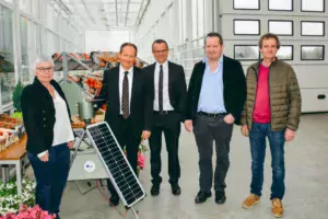 Isabelle Grall, membre du bureau du Caté ; Michel Le Roux, directeur ; Jean-Denis Crenn, président ; Thierry Merret, membre du bureau; Daniel Le Duff, membre du bureau devant l’appareil servant à aspirer les spores dans les parcelles d’échalotes.