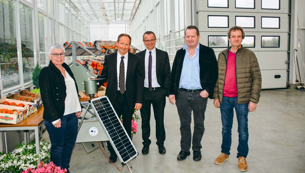 Isabelle Grall, membre du bureau du Caté ; Michel Le Roux, directeur ; Jean-Denis Crenn, président ; Thierry Merret, membre du bureau; Daniel Le Duff, membre du bureau devant l’appareil servant à aspirer les spores dans les parcelles d’échalotes. - Illustration Le Caté s’engage durablement dans l’agro-écologie