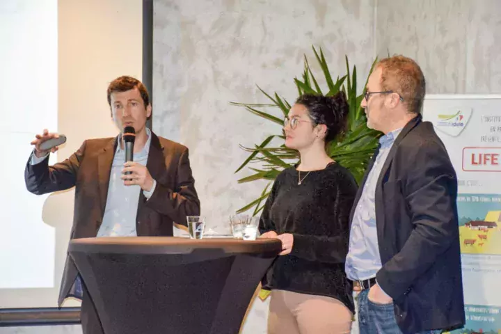 Josselin Andurand, de l’Institut de l’élevage, Bérengère Girard et Jean-Pierre Pasquet, de l’association Bleu-Blanc-Cœur, ont apporté leurs témoignages sur des initiatives concrètes de réduction des émissions de gaz à effet de serre en élevage bovin.