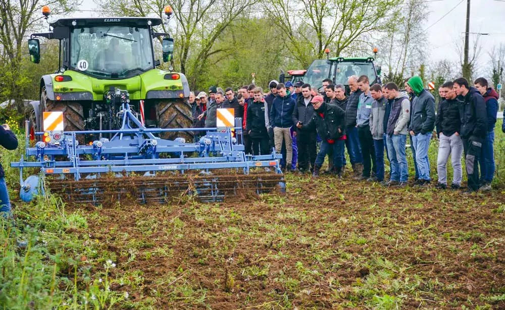 De nombreux agriculteurs et étudiants ont assisté aux démonstrations, sous une météo pas vraiment adaptée à la destruction des couverts. Après destruction, le propriétaire effectuera un labour avant préparation d'un semis de maïs. - Illustration Les déchaumeurs sans pitié pour les couverts