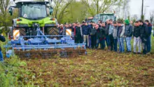 De nombreux agriculteurs et étudiants ont assisté aux démonstrations, sous une météo pas vraiment adaptée à la destruction des couverts. Après destruction, le propriétaire effectuera un labour avant préparation d'un semis de maïs.