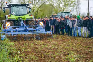 De nombreux agriculteurs et étudiants ont assisté aux démonstrations, sous une météo pas vraiment adaptée à la destruction des couverts. Après destruction, le propriétaire effectuera un labour avant préparation d'un semis de maïs.