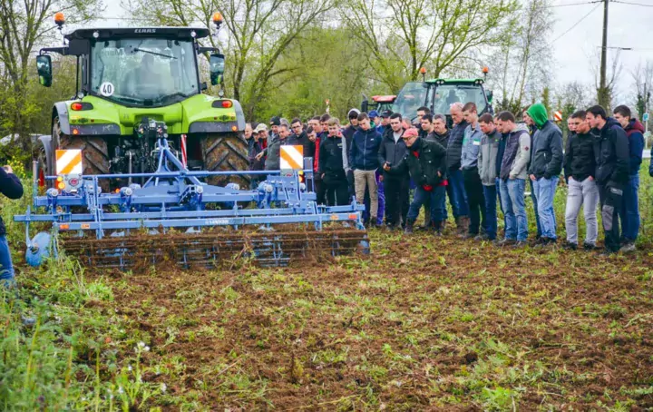 De nombreux agriculteurs et étudiants ont assisté aux démonstrations, sous une météo pas vraiment adaptée à la destruction des couverts. Après destruction, le propriétaire effectuera un labour avant préparation d'un semis de maïs.