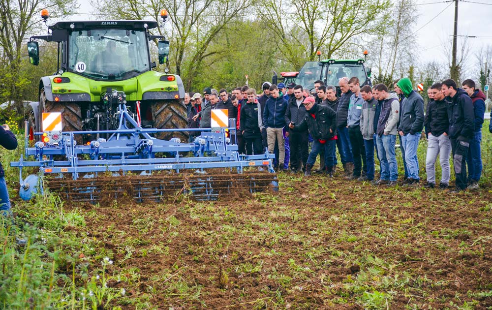 De nombreux agriculteurs et étudiants ont assisté aux démonstrations, sous une météo pas vraiment adaptée à la destruction des couverts. Après destruction, le propriétaire effectuera un labour avant préparation d'un semis de maïs. - Illustration Les déchaumeurs sans pitié pour les couverts