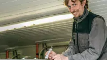 Grâce à une seringue, tous les 15 jours, Grégory Breton prélève un échantillon d’une traite dans le tank. Suite au génotypage de toutes les vaches, ce lait de mélange va permettre de déterminer en laboratoire le taux cellulaire de chaque animal.