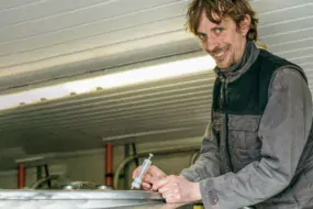 Grâce à une seringue, tous les 15 jours, Grégory Breton prélève un échantillon d’une traite dans le tank. Suite au génotypage de toutes les vaches, ce lait de mélange va permettre de déterminer en laboratoire le taux cellulaire de chaque animal.