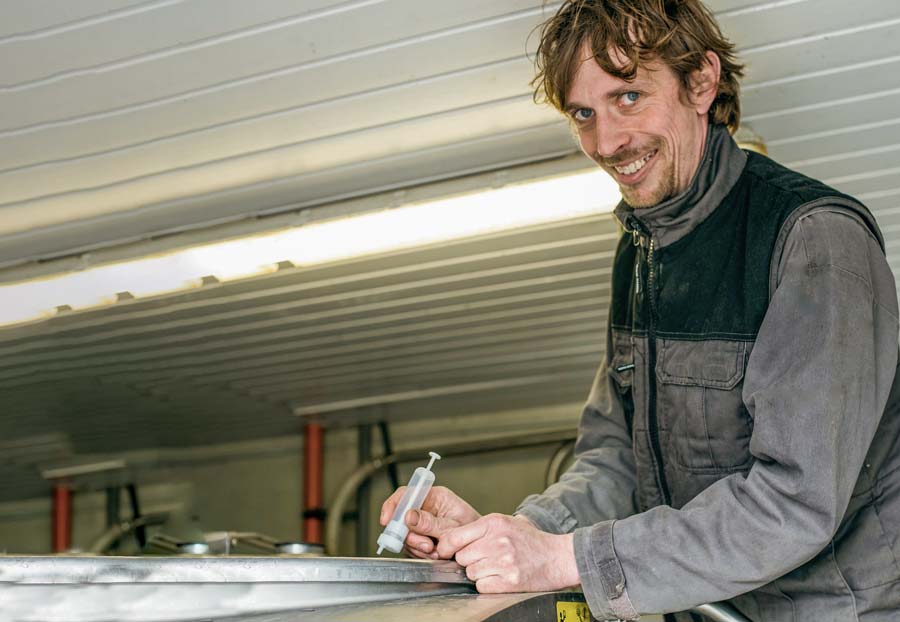 Grâce à une seringue, tous les 15 jours, Grégory Breton prélève un échantillon d’une traite dans le tank. Suite au génotypage de toutes les vaches, ce lait de mélange va permettre de déterminer en laboratoire le taux cellulaire de chaque animal. - Illustration Suivre le taux cellulaire de près grâce à l’ADN