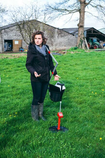 Agathe Moisan, conseillère en pâturage, présente le C10, un herbomètre électronique développé en Nouvelle-Zélande pour faciliter le suivi de la pousse de l’herbe.  