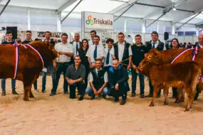 Les éleveurs posant avec Maestro, animal sacré champion de ce concours.