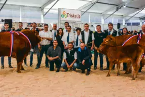 Les éleveurs posant avec Maestro, animal sacré champion de ce concours.