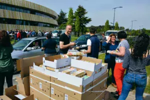 Des œufs ont été distribués aux automobilistes en leur expliquant les efforts financiers réalisés par les éleveurs en matière de bien-être animal.