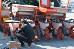 Changement des disques sur le semoir à socs de la Cuma de Gaël (35).