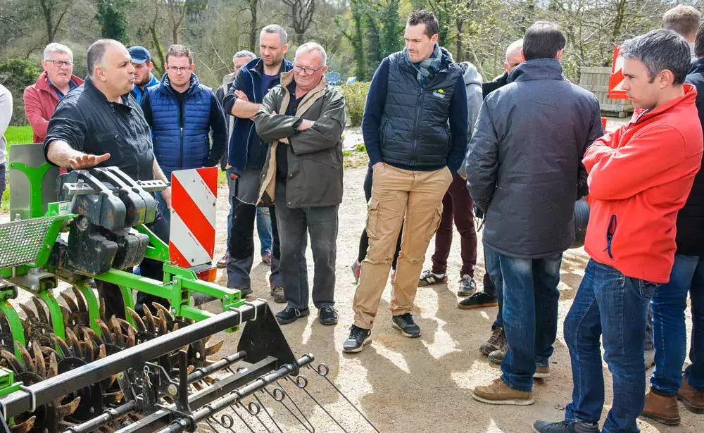 David Méallet, technicien à la station de Kerguéhennec, explique les avantages et les inconvénients de chaque matériel de désherbage mécanique à des agriculteurs bio et conventionnels désireux d'adopter la méthode. - Illustration Les semis de maïs bio se préparent dès maintenant