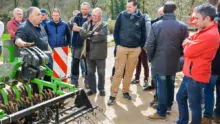 David Méallet, technicien à la station de Kerguéhennec, explique les avantages et les inconvénients de chaque matériel de désherbage mécanique à des agriculteurs bio et conventionnels désireux d'adopter la méthode.