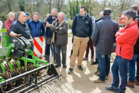 David Méallet, technicien à la station de Kerguéhennec, explique les avantages et les inconvénients de chaque matériel de désherbage mécanique à des agriculteurs bio et conventionnels désireux d'adopter la méthode.