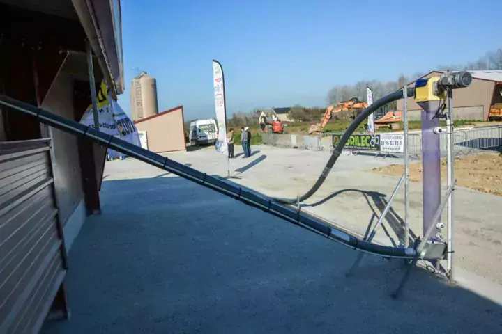 L’aliment passe par une vis enterrée pour rejoindre le poulailler de 2 200 m2.