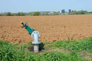 Un réseau de tuyaux qui approvisionnent les parcelles en lisier, afin de gagner du temps, mais aussi pour limiter les tassements de sol et supprimer les convois sur la route.